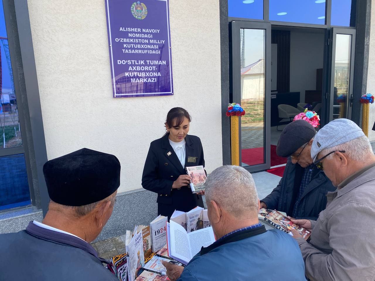 "Tarixingdir ming asrlar ichra pinxon o‘zbegim"  hamda "Yoshlar uchun 1000 kitob"  loyihasi nomli kitoblar ko‘rgazmasi tashkil qilindi.