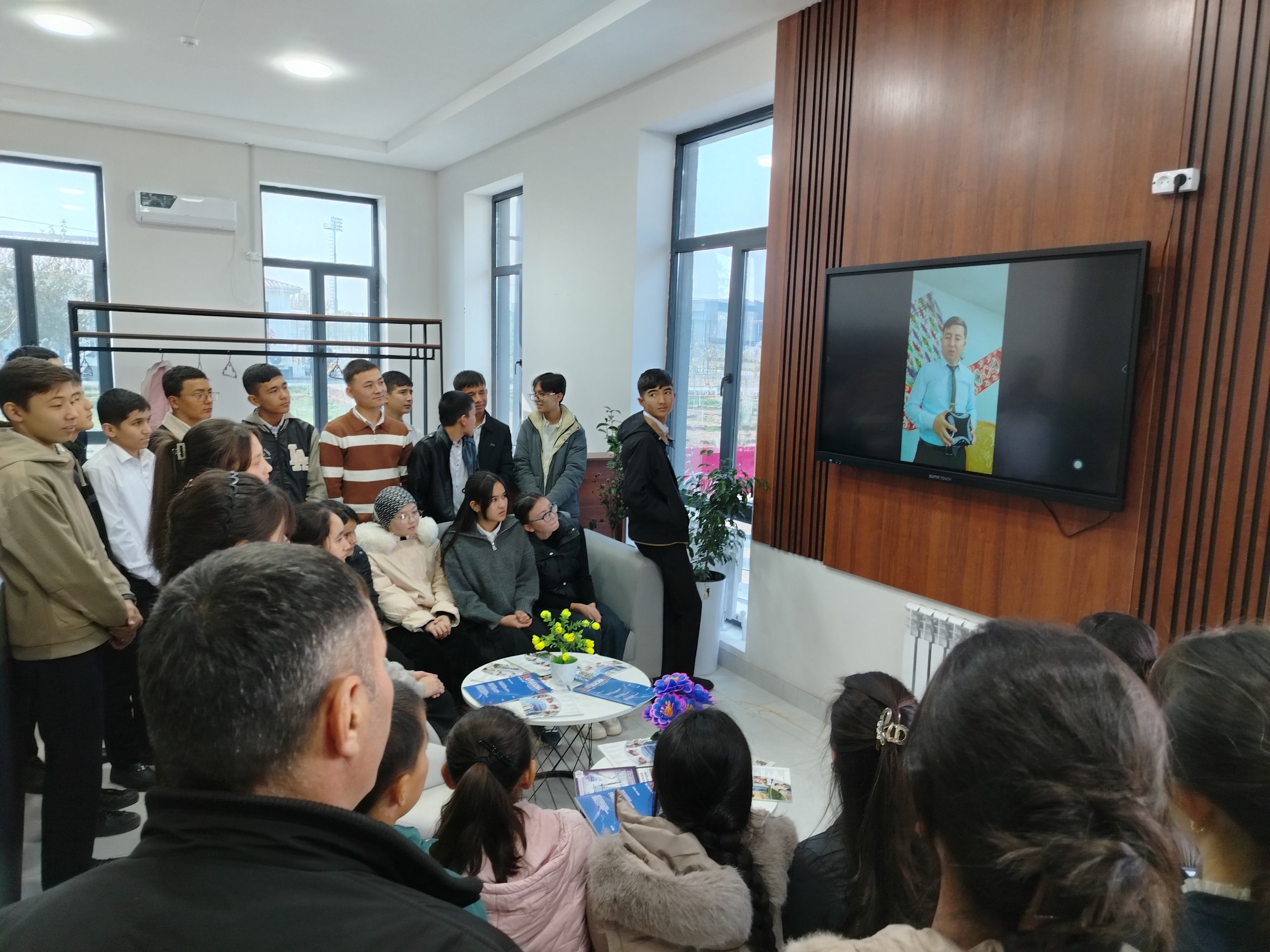 "Mutolaa orqali milliy qadriyatlarni singdiramiz" nomli milliyligimiz aks etgan videoroliklar namoyishi taqdim etildi.