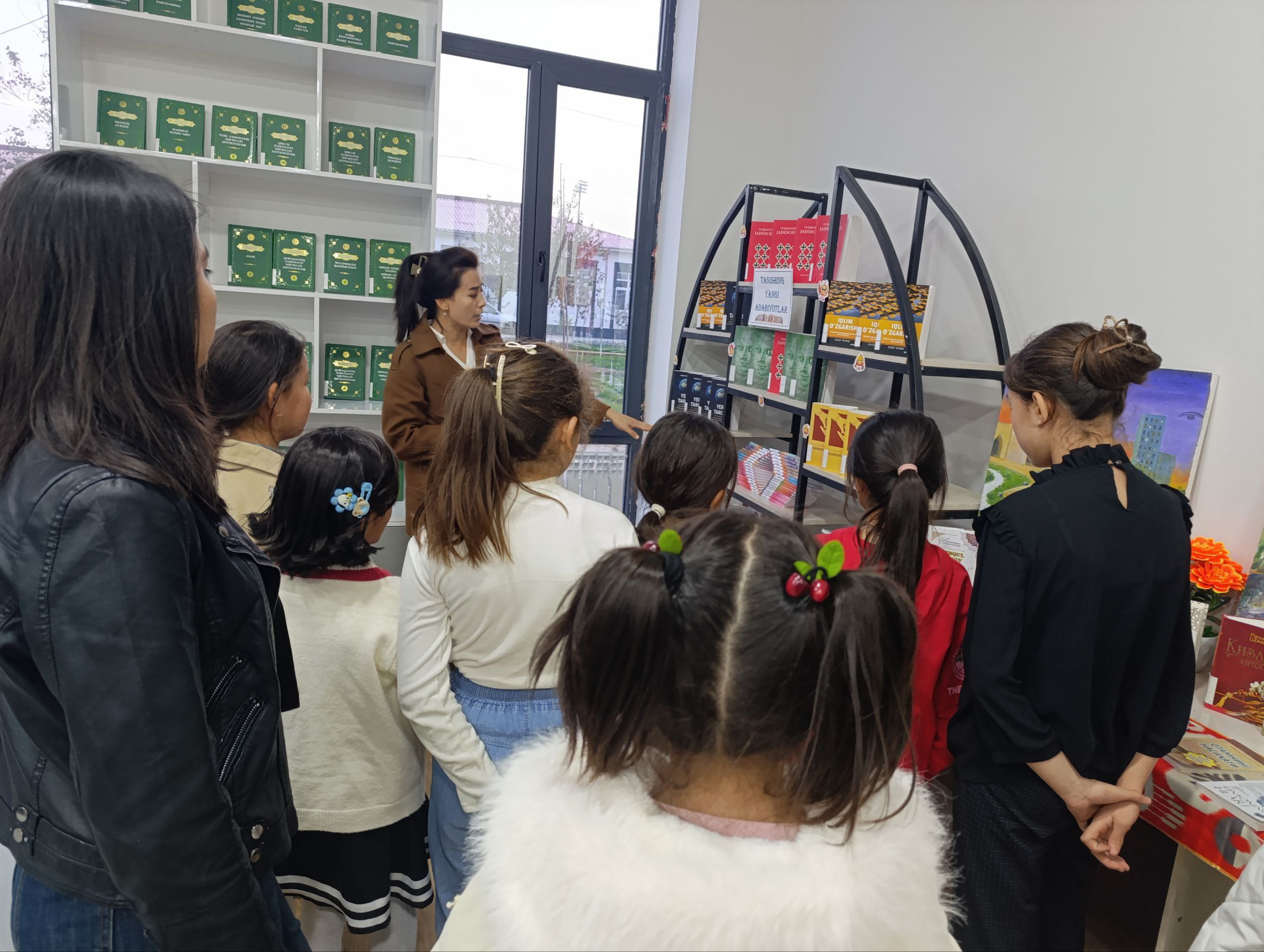 "Milliy urf-odatlar va qadriyatlarimizni yod etamiz" mavzusida kitoblar koʻrgazmasi tashkil qilindi,