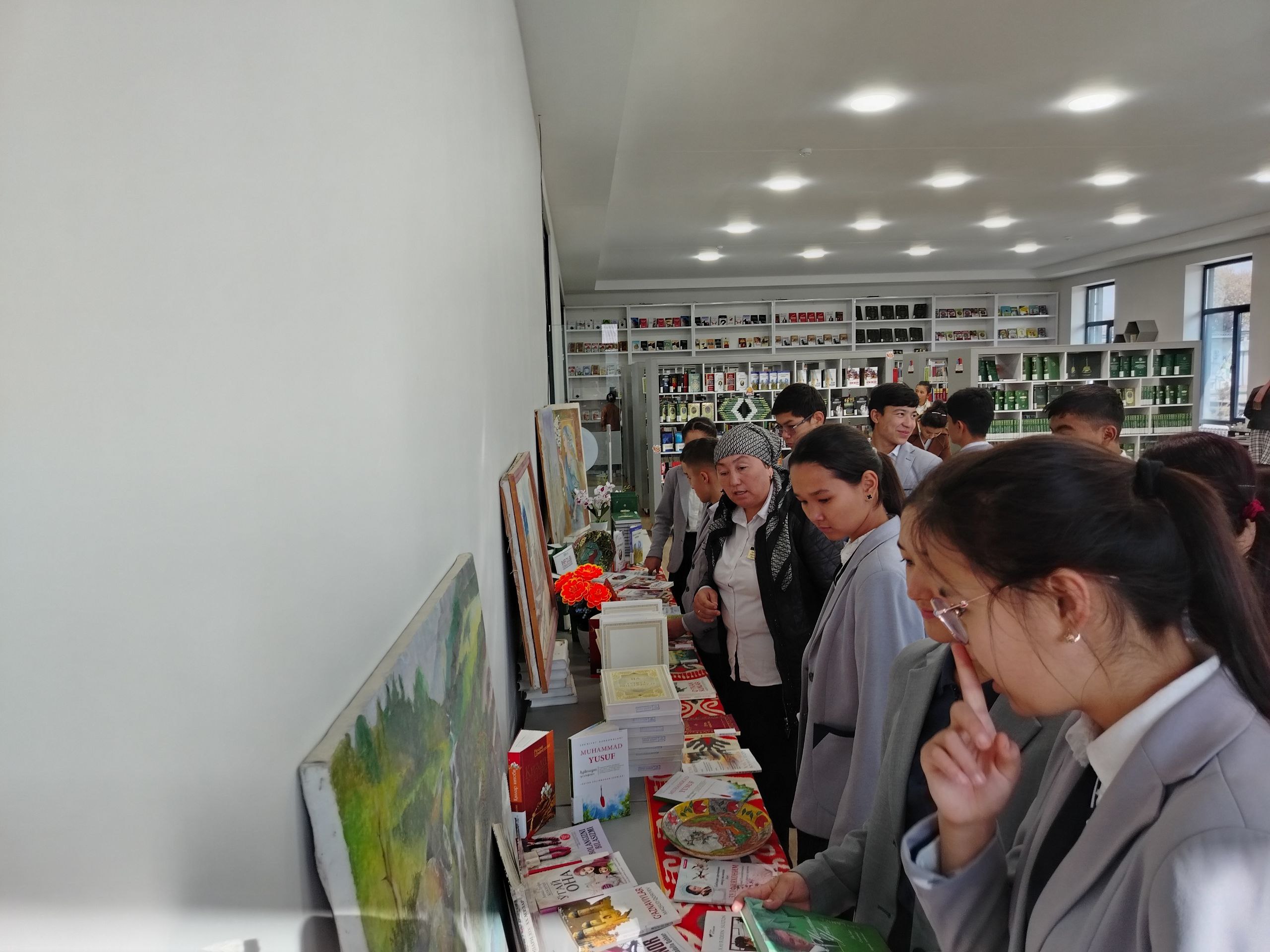 "Yangi O'zbekiston kitob va kutubxonadan boshlanadi" deb nomlangan eng sara adabiyotlar ko'rgazmasi tashkil qilindi.