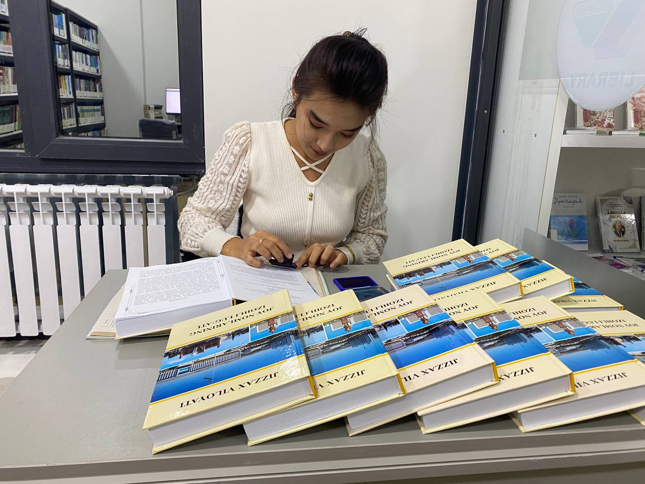 Jizzax viloyati hokimligi tomonidan 10 nusxada kitoblar  sovg’a qilindi