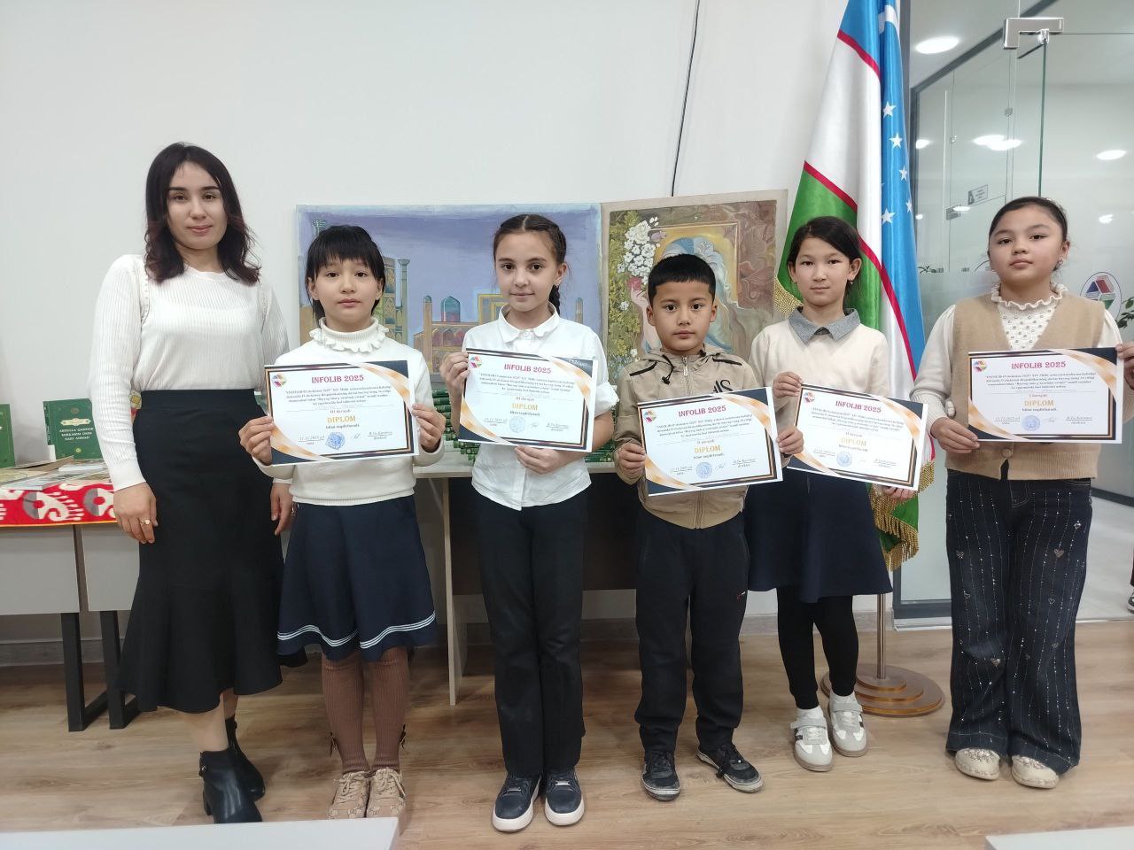 "Bayrog'imiz - g'ururimiz orimiz'' nomli rasmlar tanlovi tashkil qilindi.