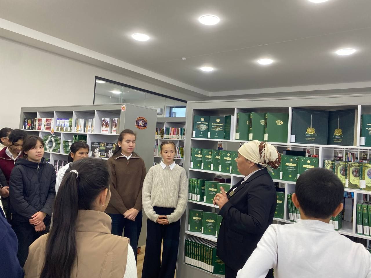 "Kitob va kutubxona bilan bir kun " nomli sayohat tashkil qildi.