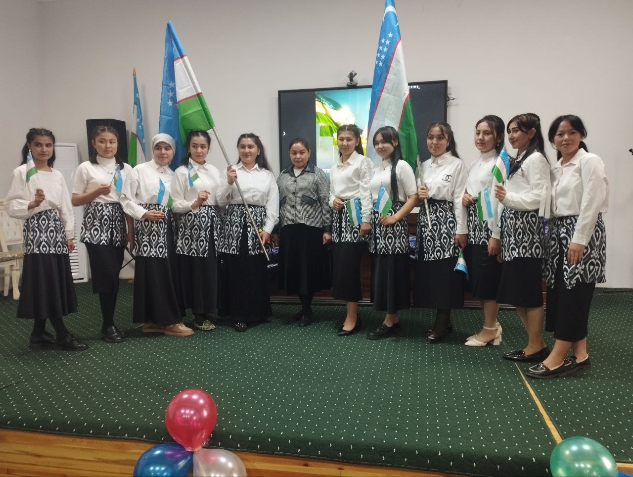 "Bayroqning jilosida yurt ruhi" nomli badiiy musiqiy kecha tashkil qilindi.