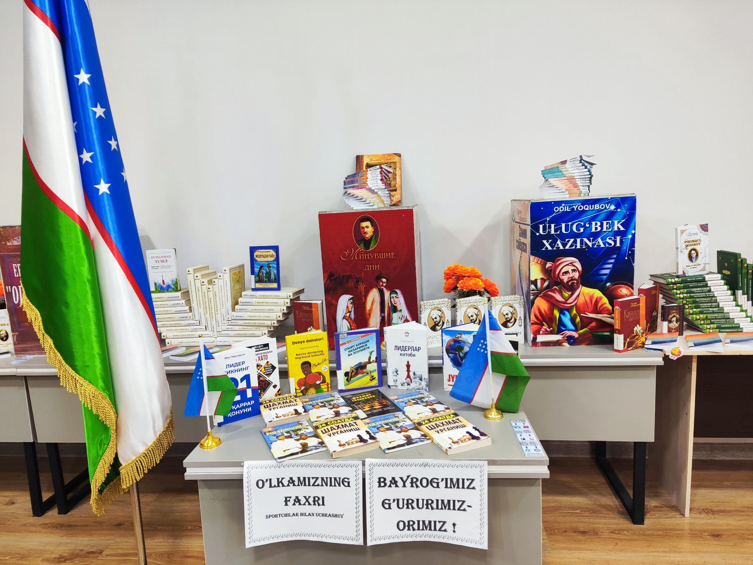 "Bayrog'imiz g'ururimiz, orimiz" nomli kitoblar ko'rgazmasi tashkil qilindi.