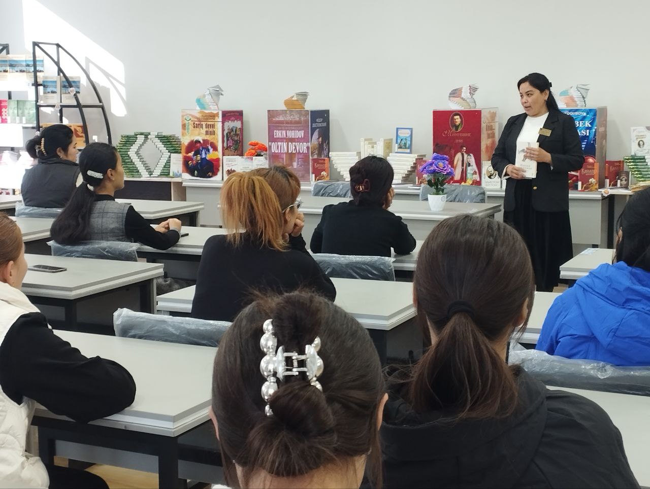 "Bir asar tarixi" nomli davra suhbati tashkil  etildi.