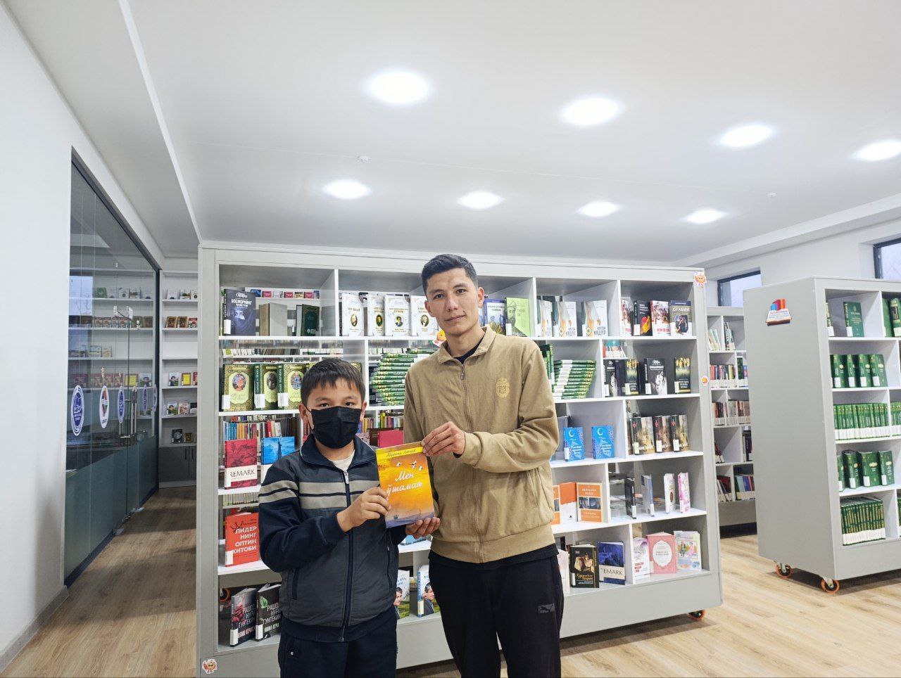 13-umumiy o‘rta ta‘lim maktabi o‘quvchisi Elmurodov Alijon kutubxonaga kitob hadya qildi.