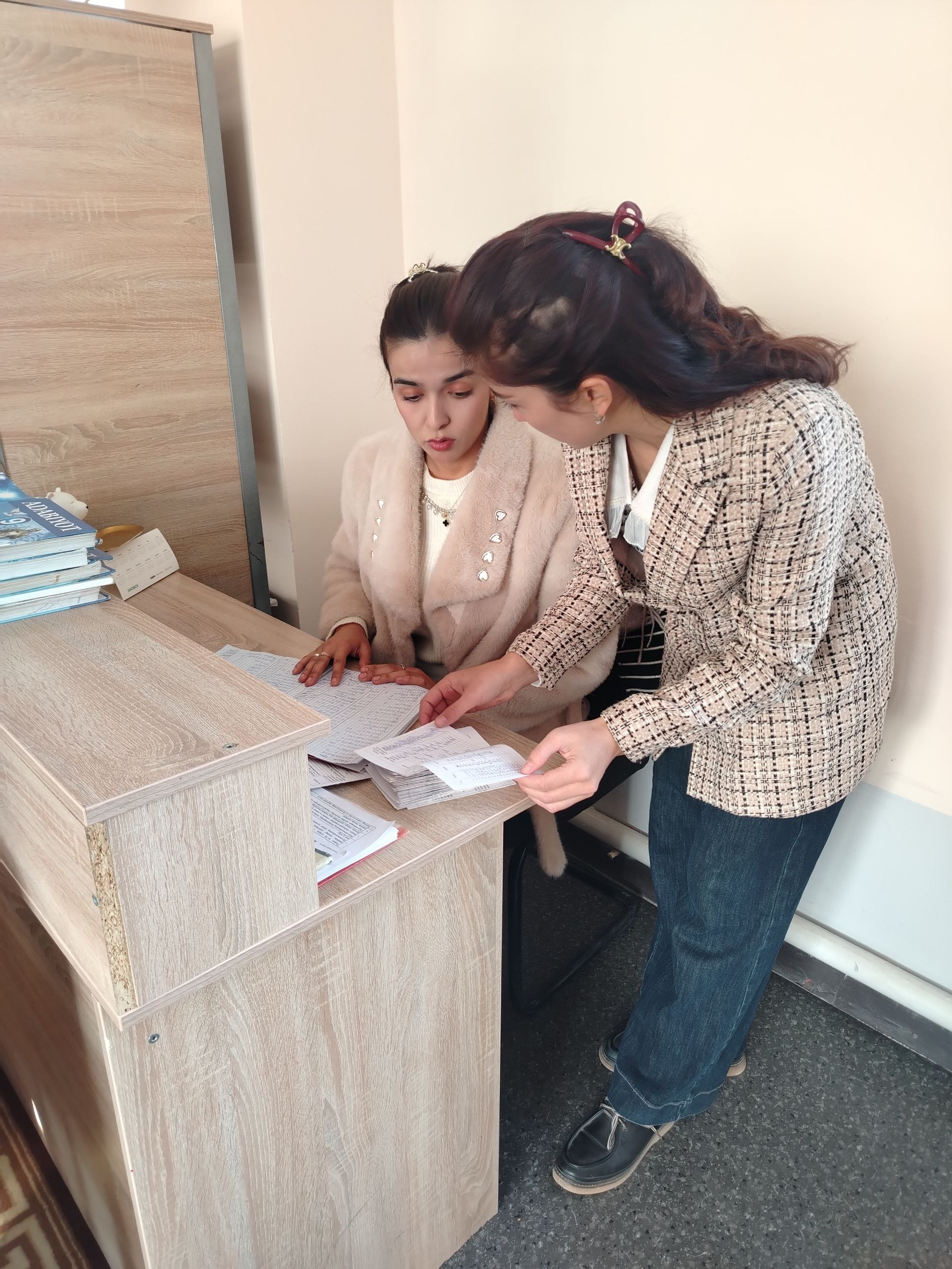 2-maktab kutubxona mudirasiga amaliy-uslubiy yordam ko'rsatildi.