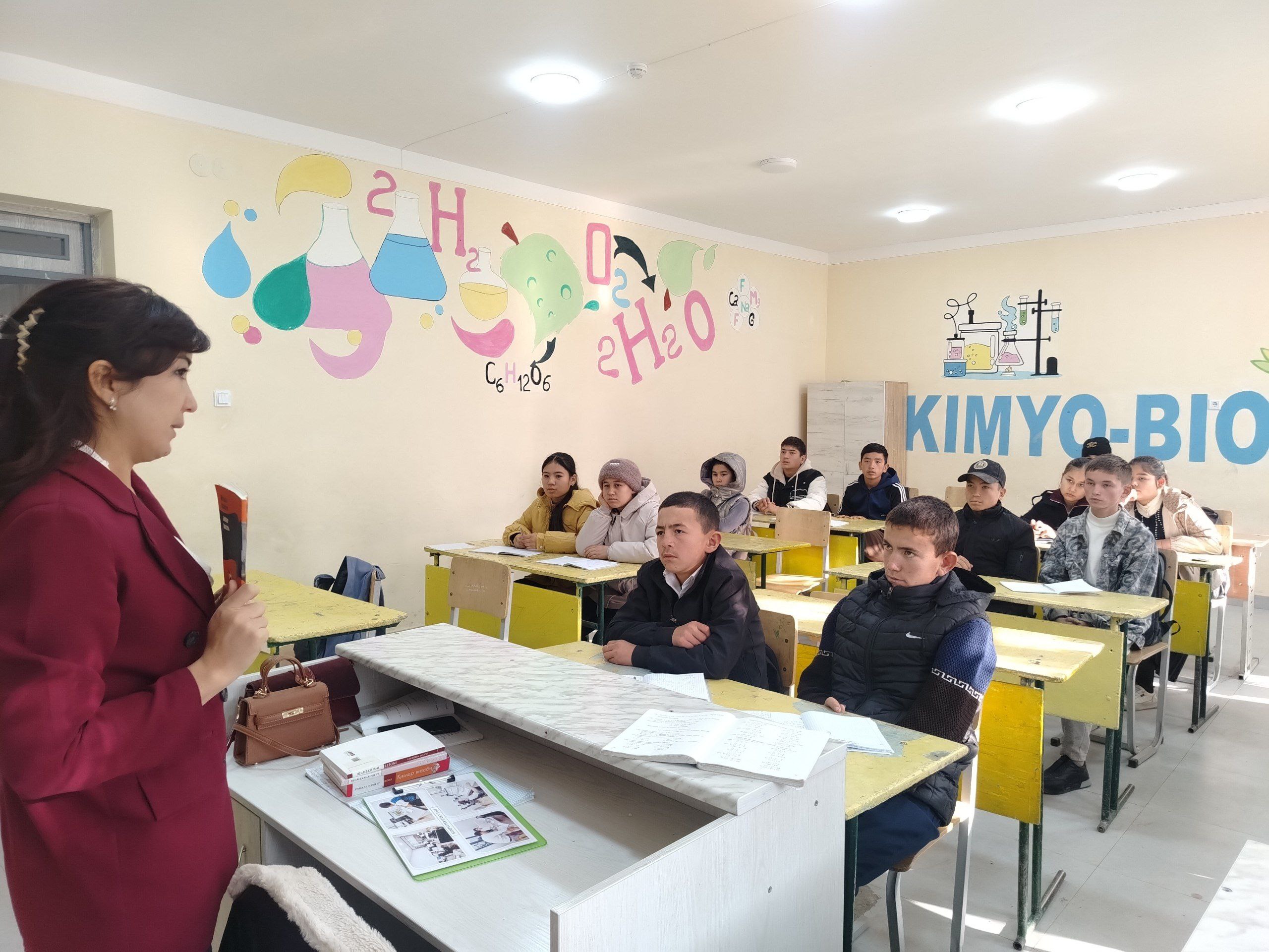 7-umumiy o'rta talim maktabi 9-sinf o'quvchilari ishtirokida kitobxonlik doirasida davra suhbati tashkil etildi.