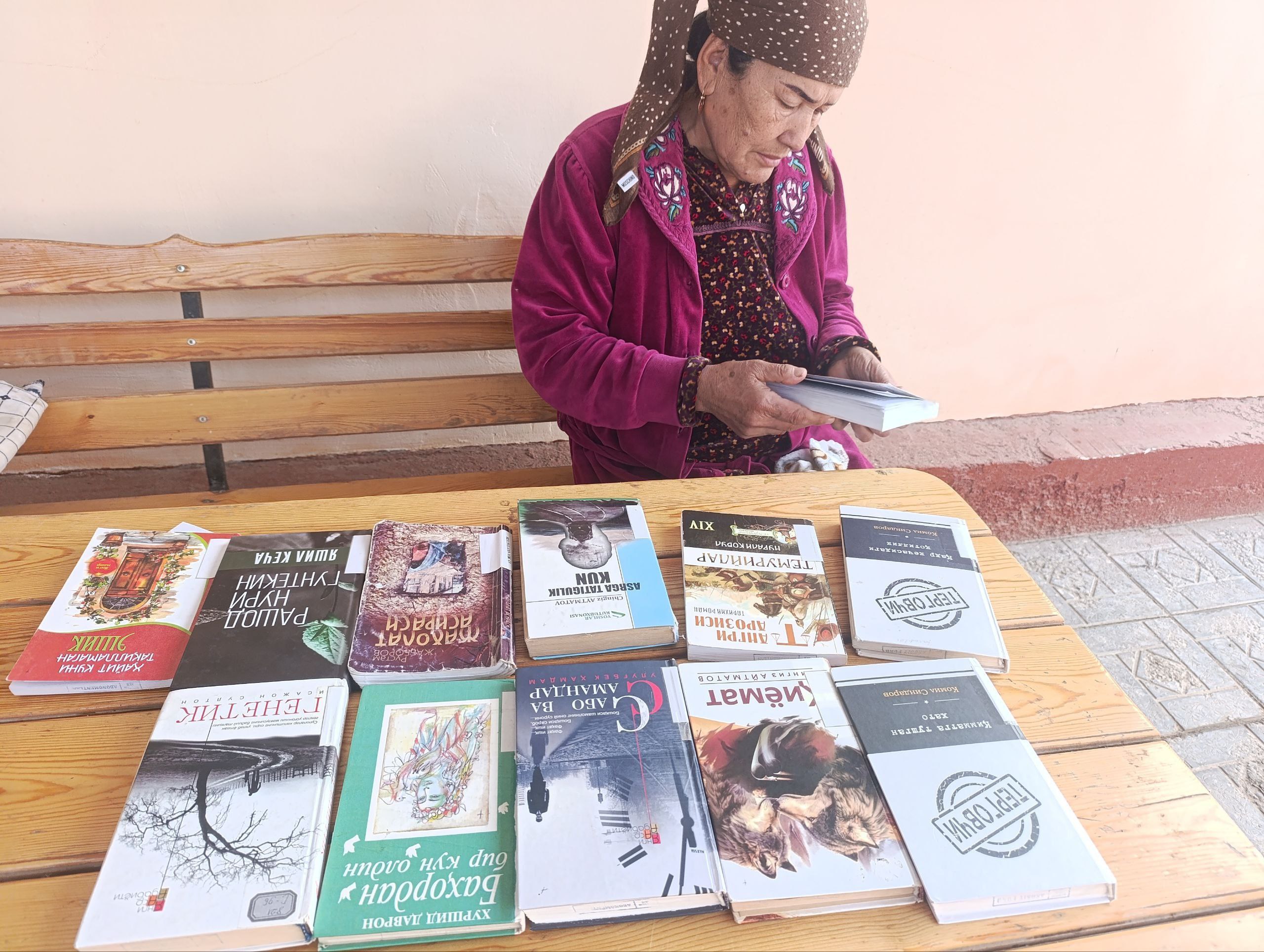 "Mehr kutubxonasi" loyihasi doirasida imkoniyati cheklangan kitobxonlarimizni uylarida oʼzlariga mos koʼrgazmalar tashkil etildi.