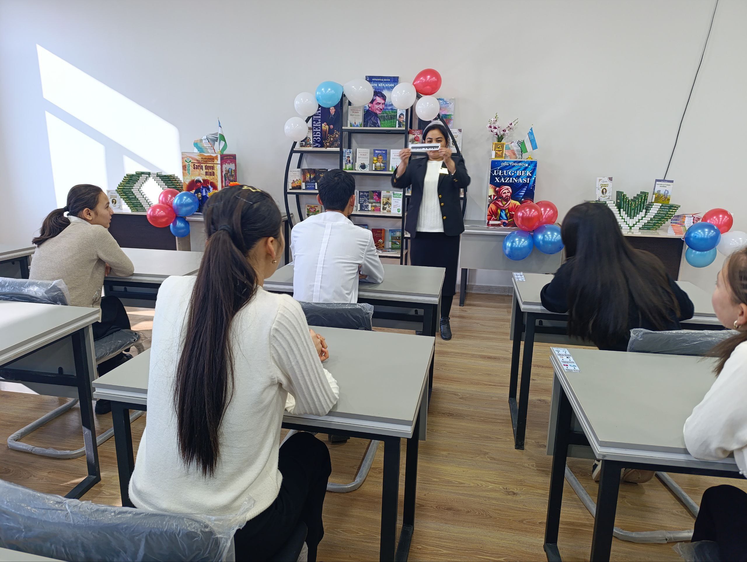 "Badiiy adabiyotlar olami" nomli davra suhbati tashkil etildi.