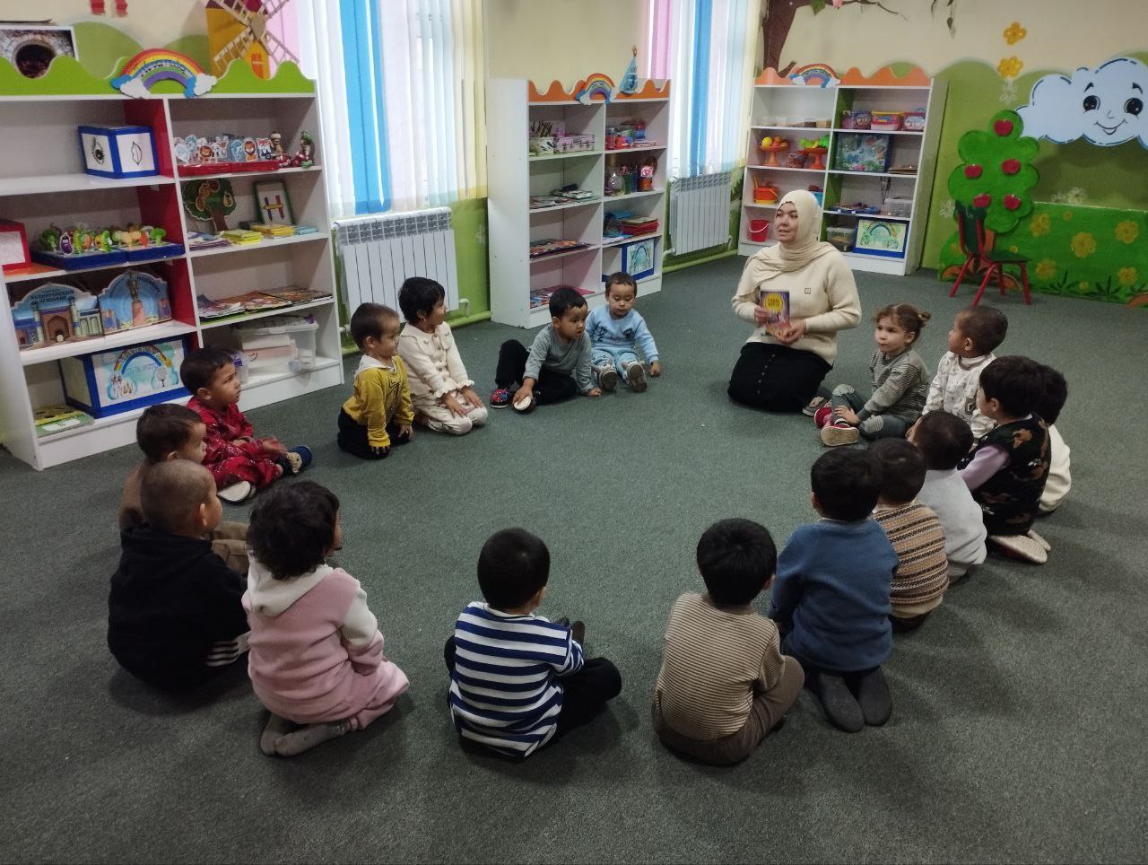 "Buvim aytgan ertaklar" shiori ostida Ertaklar avtobusi kitobidan  "Kekkaygan arslon " ertagi bolalarga  o'qib berildi.