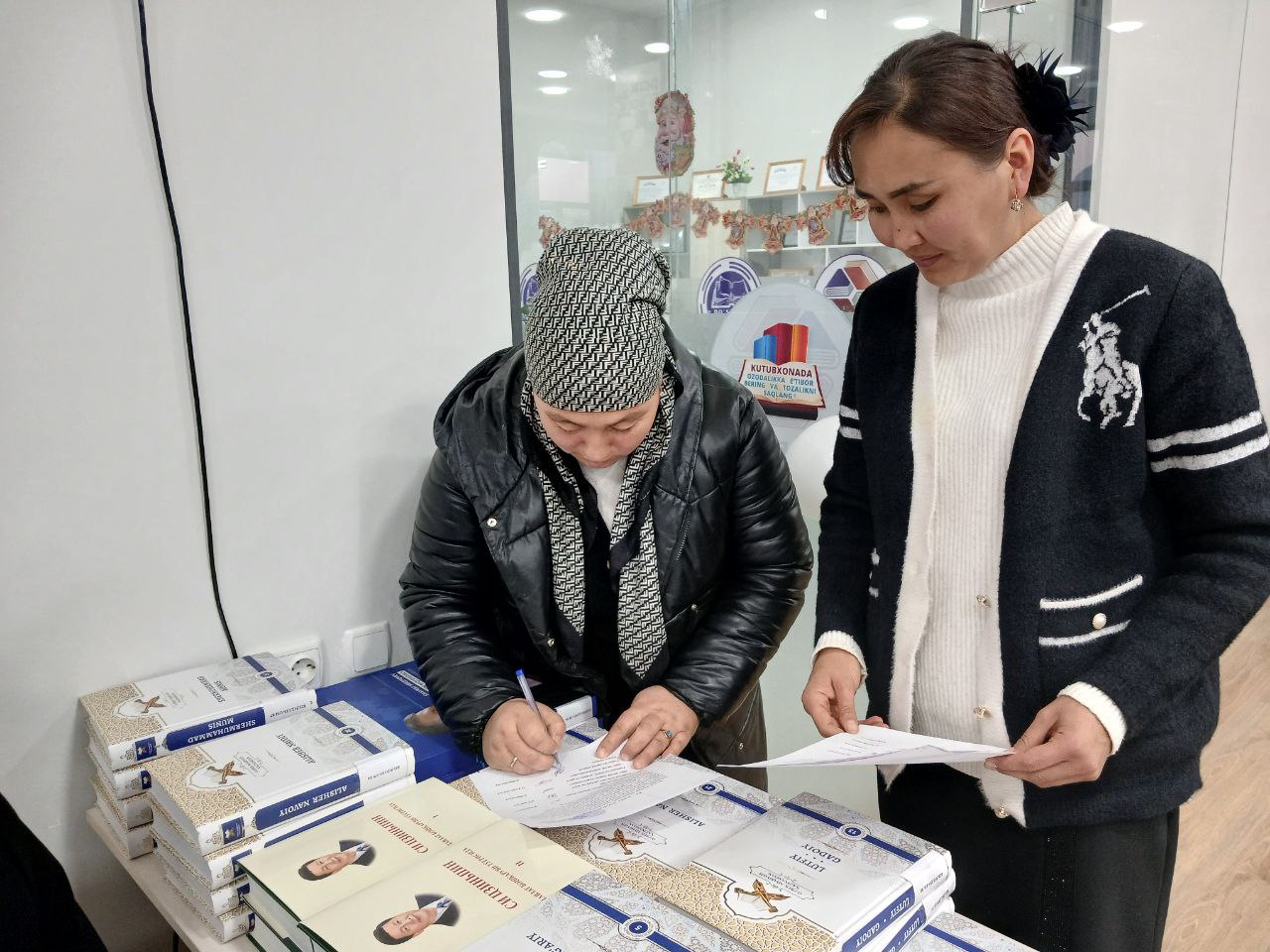 Yangi badiiy va siyosiy  adabiyotlar kitobxonlar uchun topshirildi.