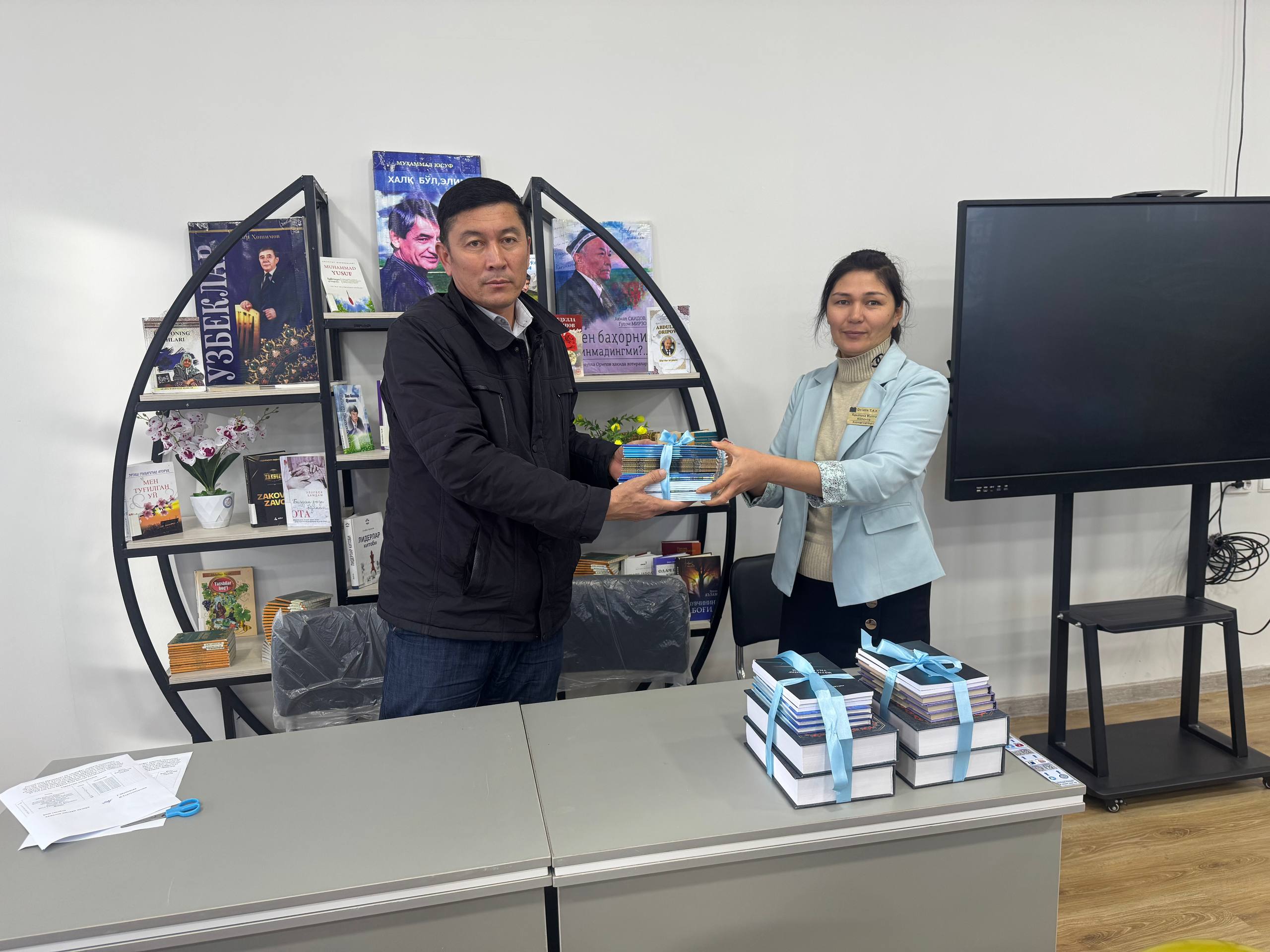 Respublika Ma’naviyat va ma’rifat markazi Do‘stlik tuman bo‘linmasi rahbari M. Ismoilov tomonidan kutubxona fondi uchun 9 nomdagi 48 nusxadan iborat kitoblar hadya qilindi.