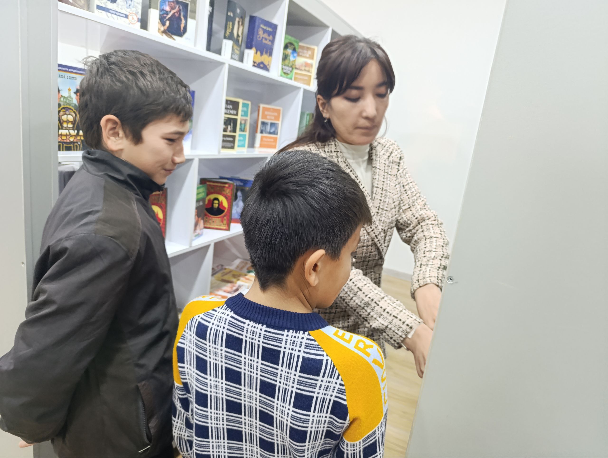 "Kitob eng yaxshi do'stimizdir"deb nomlangan sayoрat tashkil qilindi.