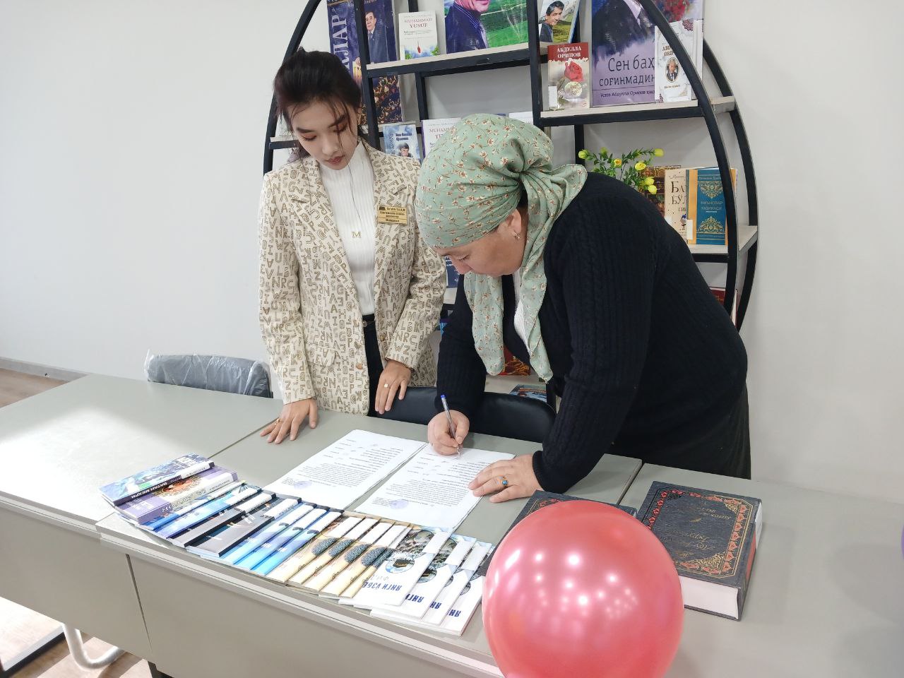 Respublika Ma'naviyat va ma'rifat markazi Do'stlik tuman boʻlinmasi tomonidan kutubxonaga yangi kitoblar hadya qilindi.