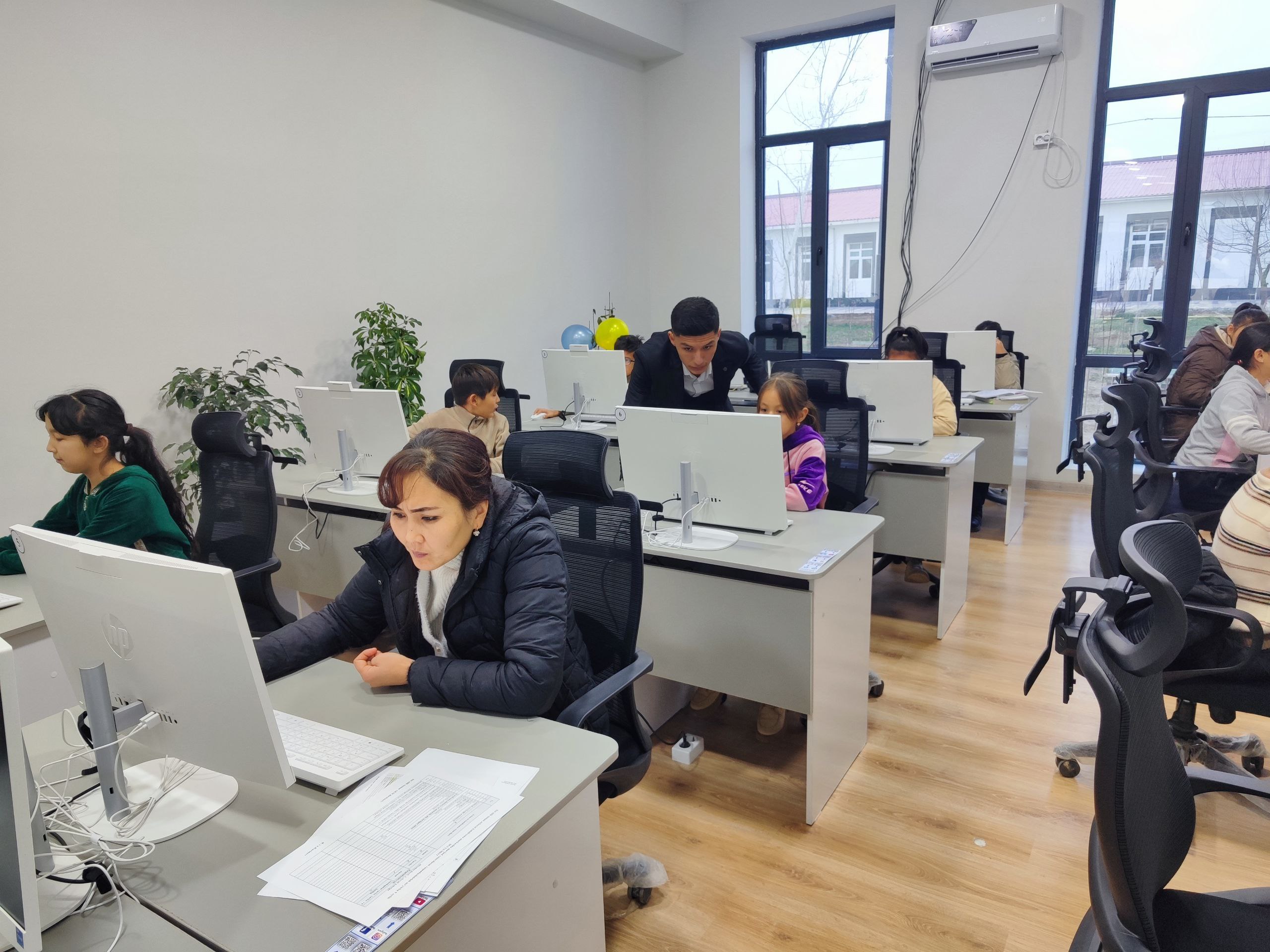 Ayni vaqtda qishki ta'til boʻlishiga qaramay, kutubxona kitobxonlar bilan gavjum