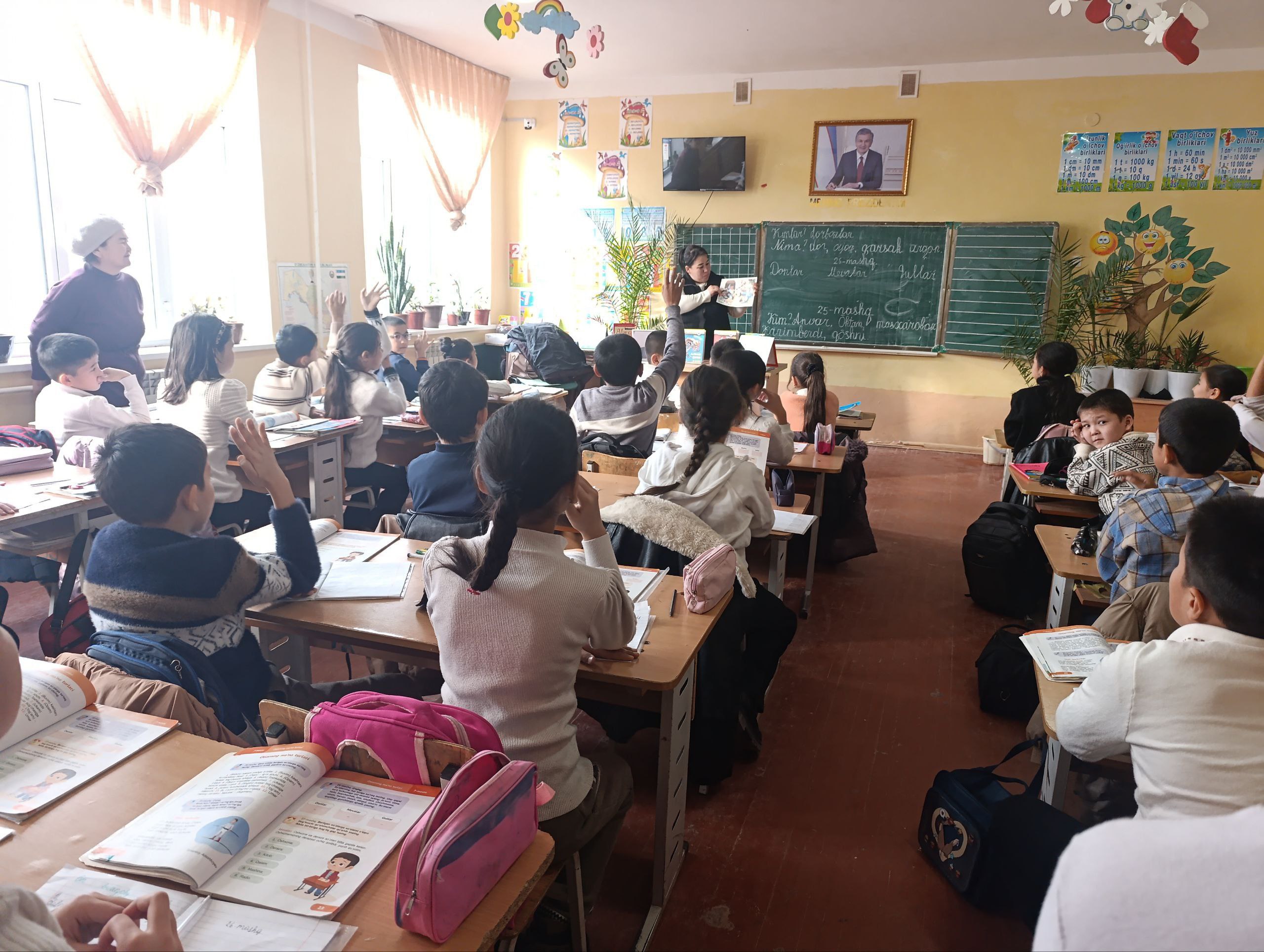 "She'r bilan qalblarga yoʻl" nomli davra suhbati tashkil etildi.