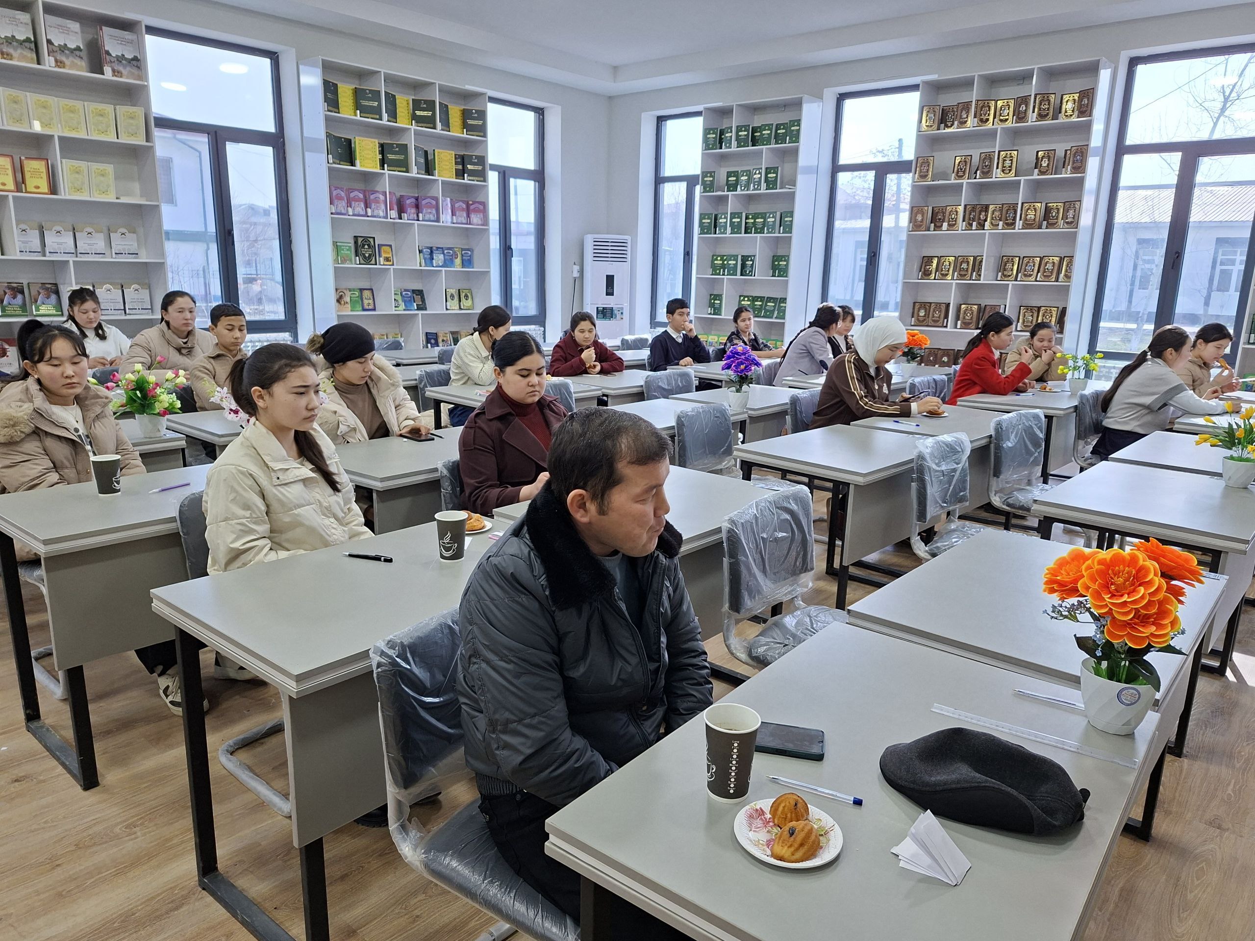 Besh tashabbus olimpiadasi doirasida "Yosh kitobxon" tanlovining tuman bosqichining "Tezkor savol-javob" shartidan lavhalar.