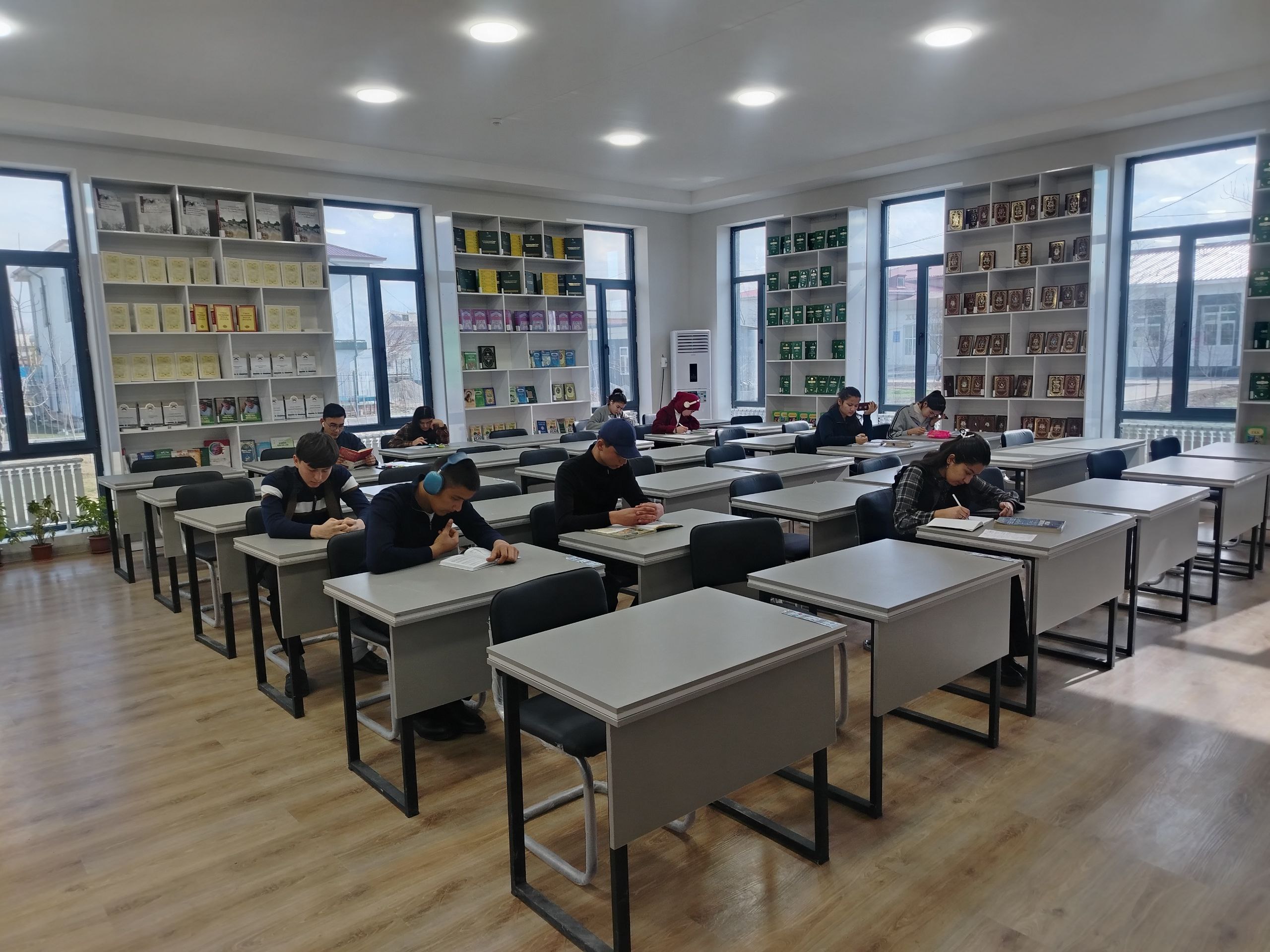 Kutubxonaga yangi kitobxonlar tashrifi davom etmoqda