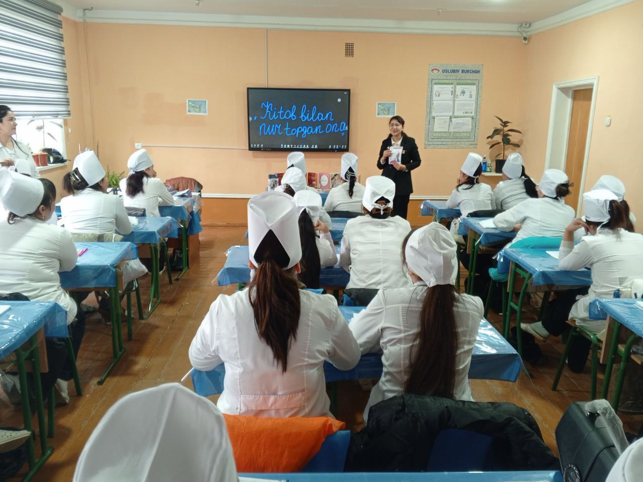 “Kitob bilan nur topgan ona” nomli davra suhbati tashkil etdilar.