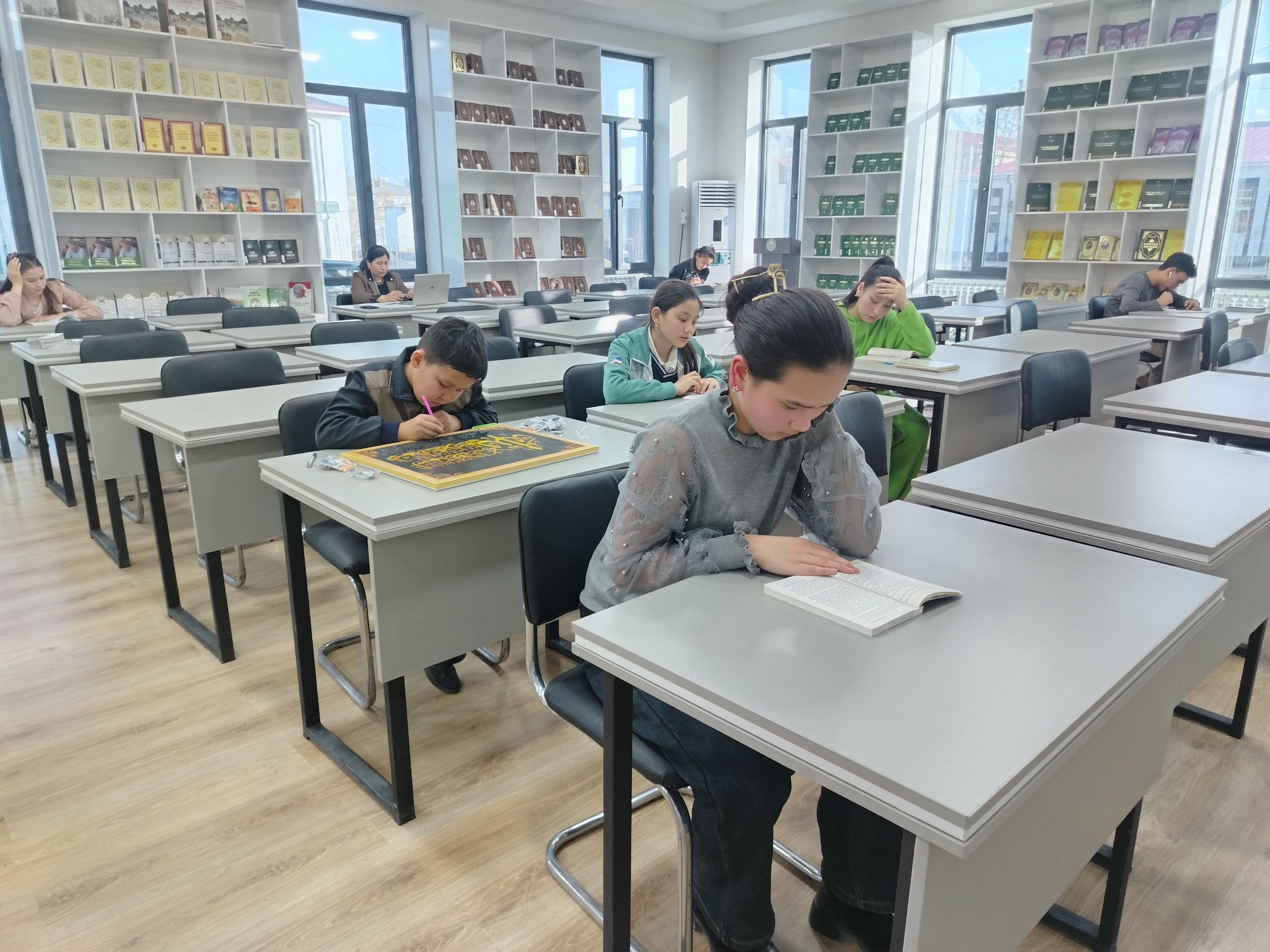 Kutubxonaga kitobxonlar tashrifi kun sayin ortib bormoqda