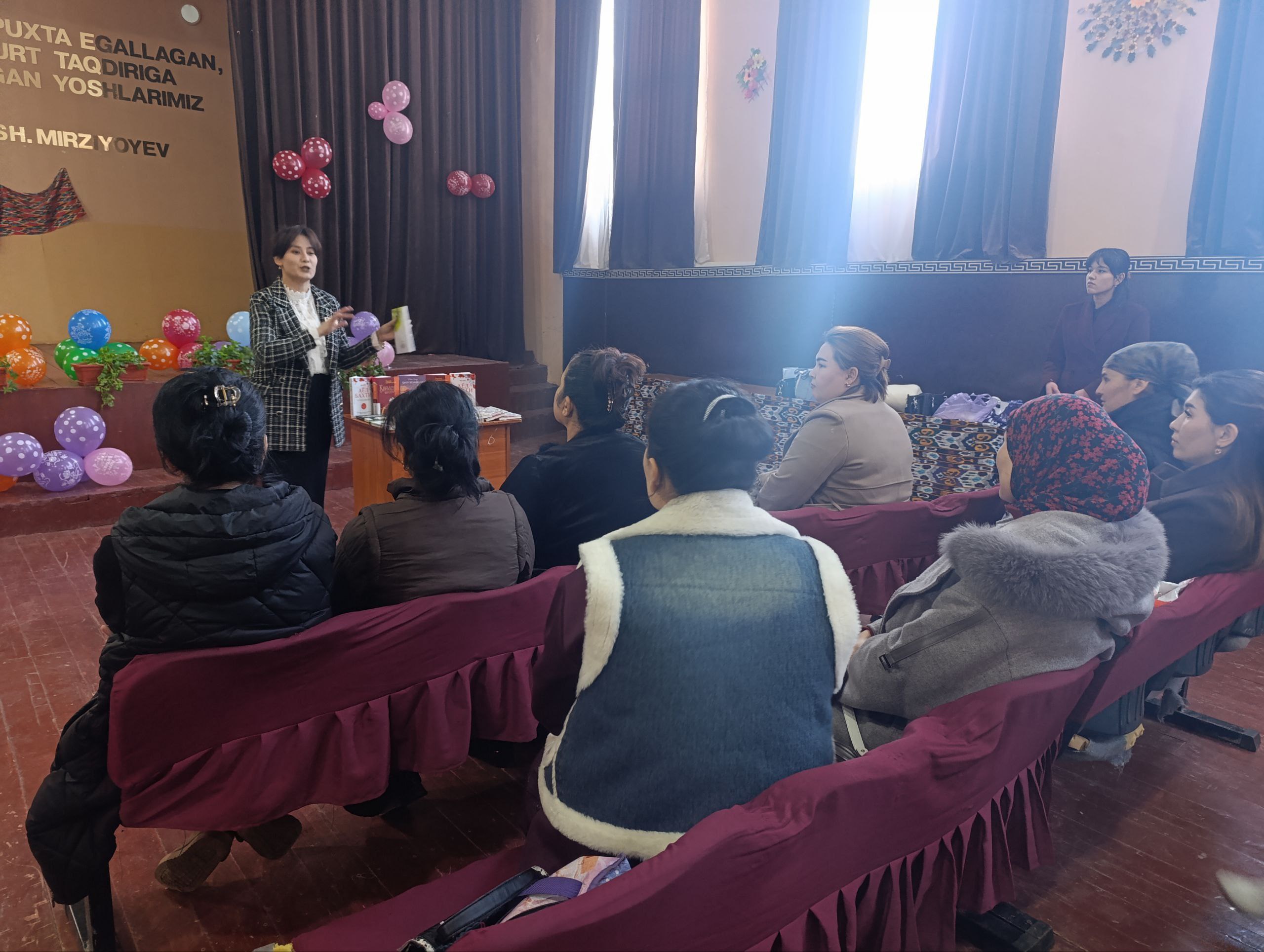 "Kitobxon onalar" shiori ostida "Mehr bilan oʻqilgan sahifalar" mavzusida davra suhbati oʻtkazildi.