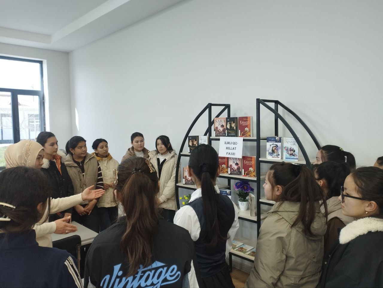 “Ilmli qiz – millat faxri” shiori ostida ko‘rgazma tashkil etildi.