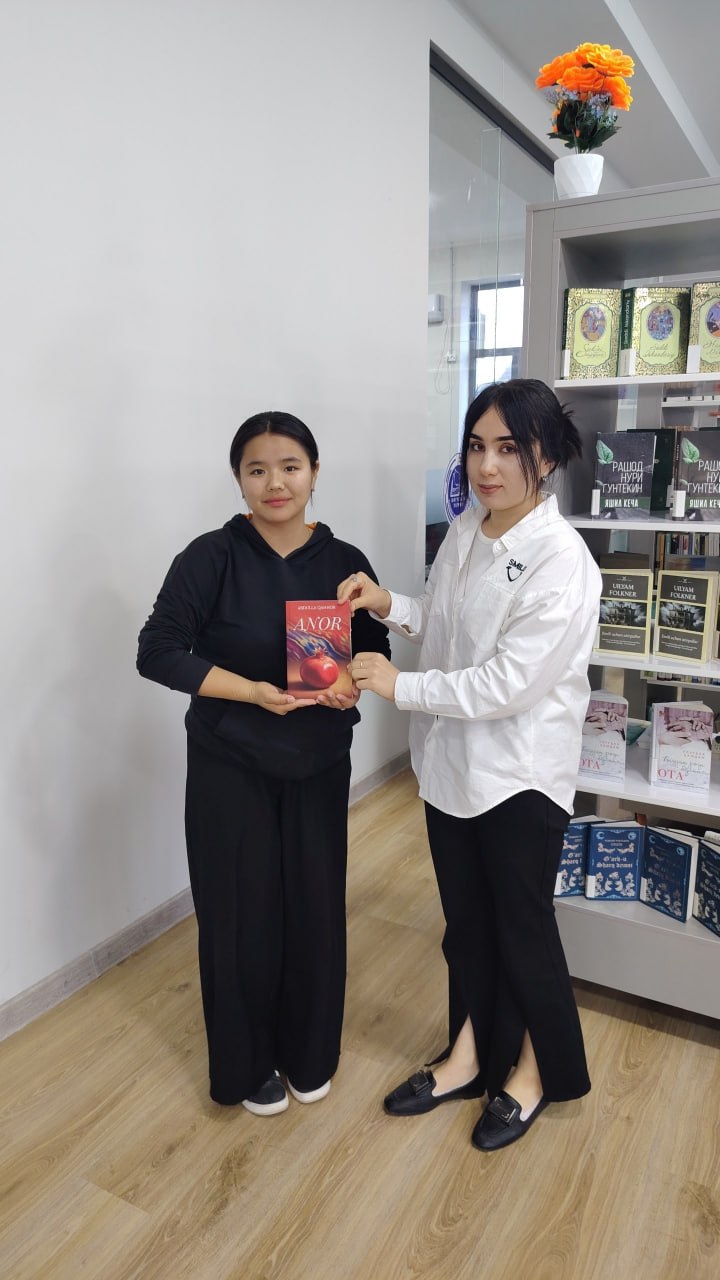 Yaxshiboyeva Ozoda tomonidan kutubxonaga badiiy adabiyotlar sovg‘a qilindi.