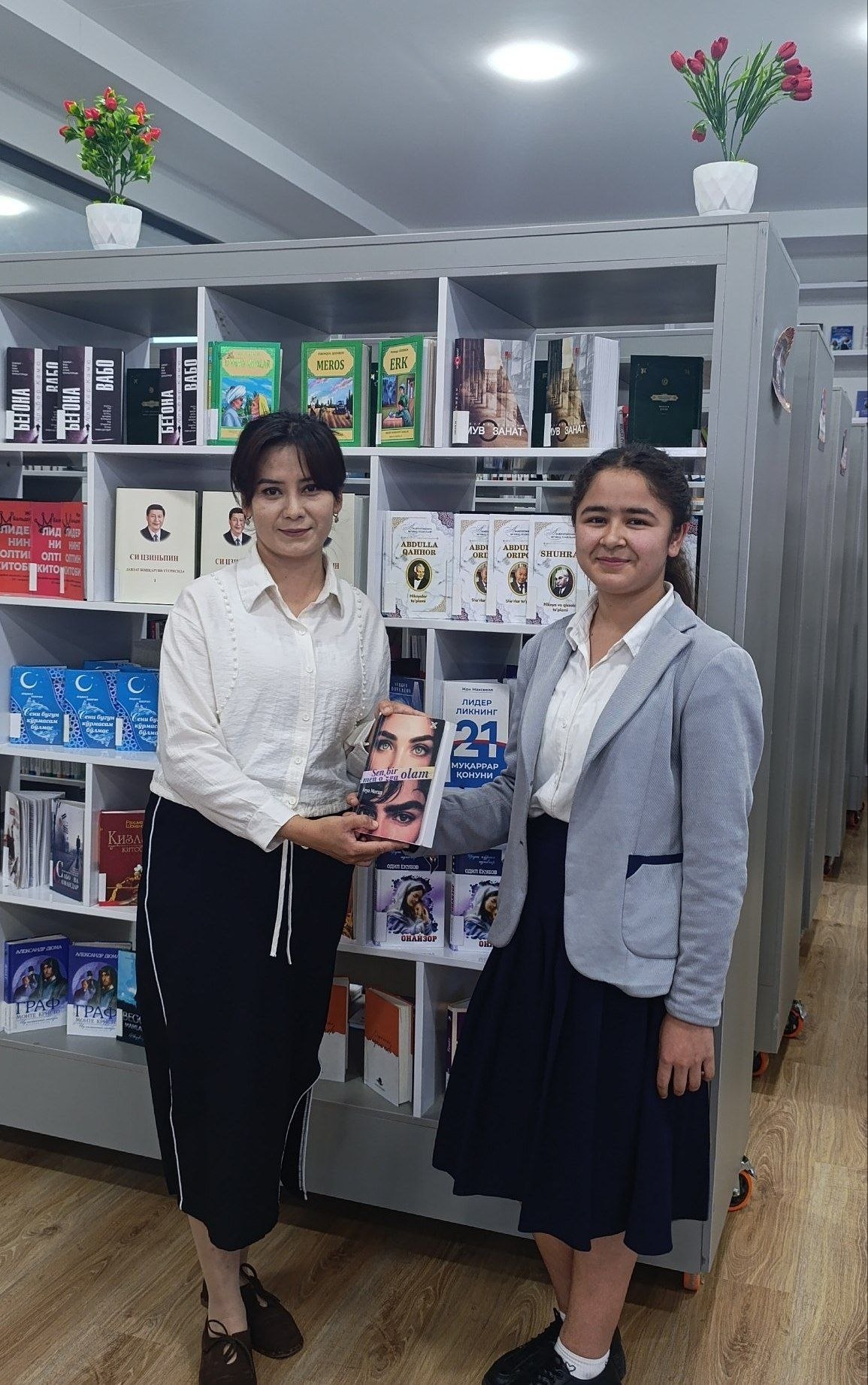 Mahkamova Dinora tomonidan "Sen bir olam, men oʻzga olam" nomli  kitob sovg‘a qilindi.