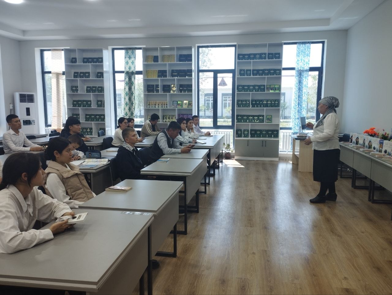 “Oddiylikdan buyuklik sari” nomli bahs-munozara kechasi tashkil etildi.