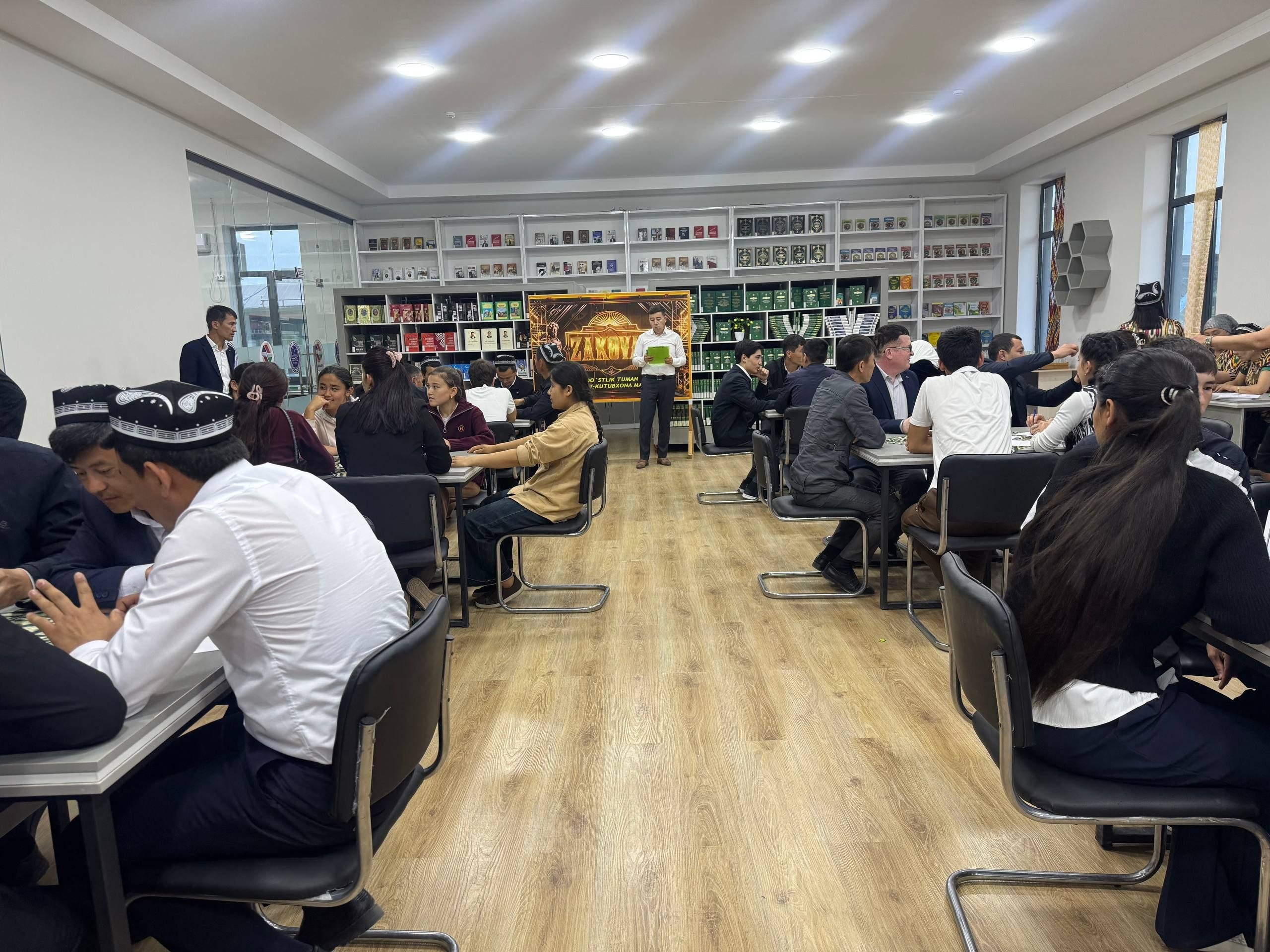 Festival doirasida Do‘stlik tuman axborot-kutubxona markazida bilimdon yoshlar ishtirokida “Zakovat” intellektual o‘yini tashkil etildi.