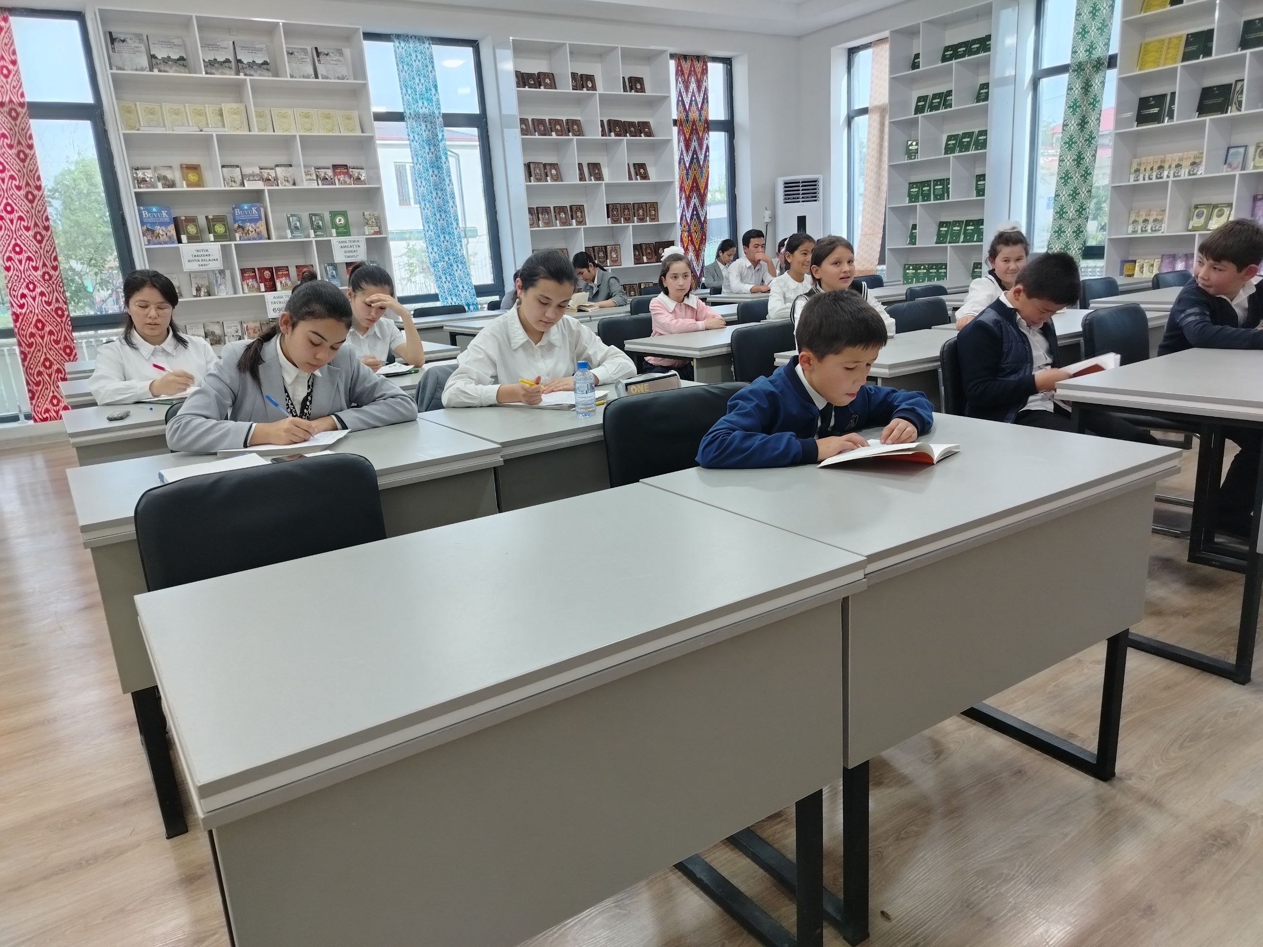 Kutubxona — bu shunchaki kitoblar jamlanmasi emas,  bu yerda inson o‘zini topadi, o‘sadi va o‘z kelajagini yozadi.