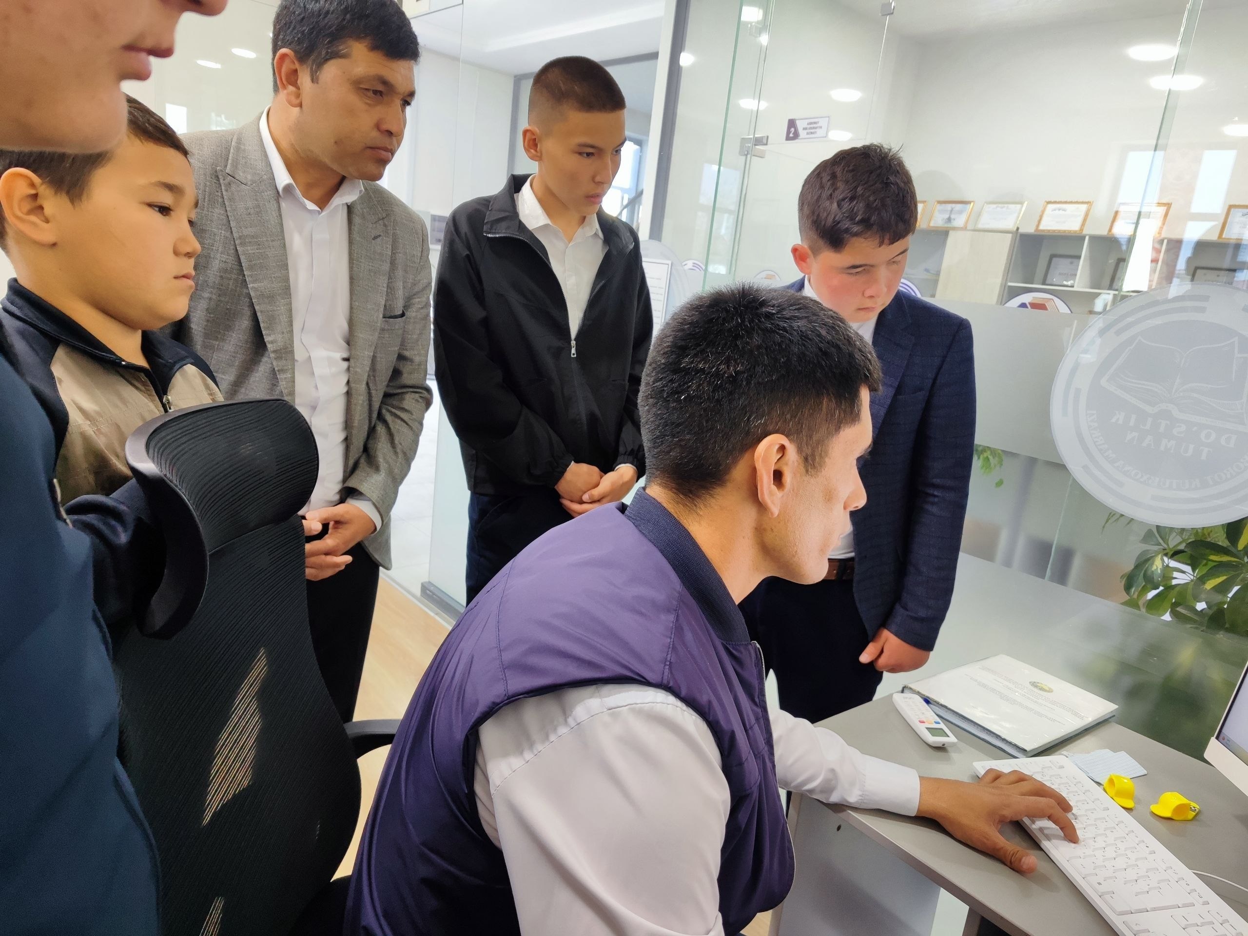 Kutubxonamizning elektron o‘quv zali orqali foydalanuvchilar dunyodagi eng yirik elektron ma’lumotlar bazalaridan foydalanish imkoniyatiga ega bo‘lmoqdalar.