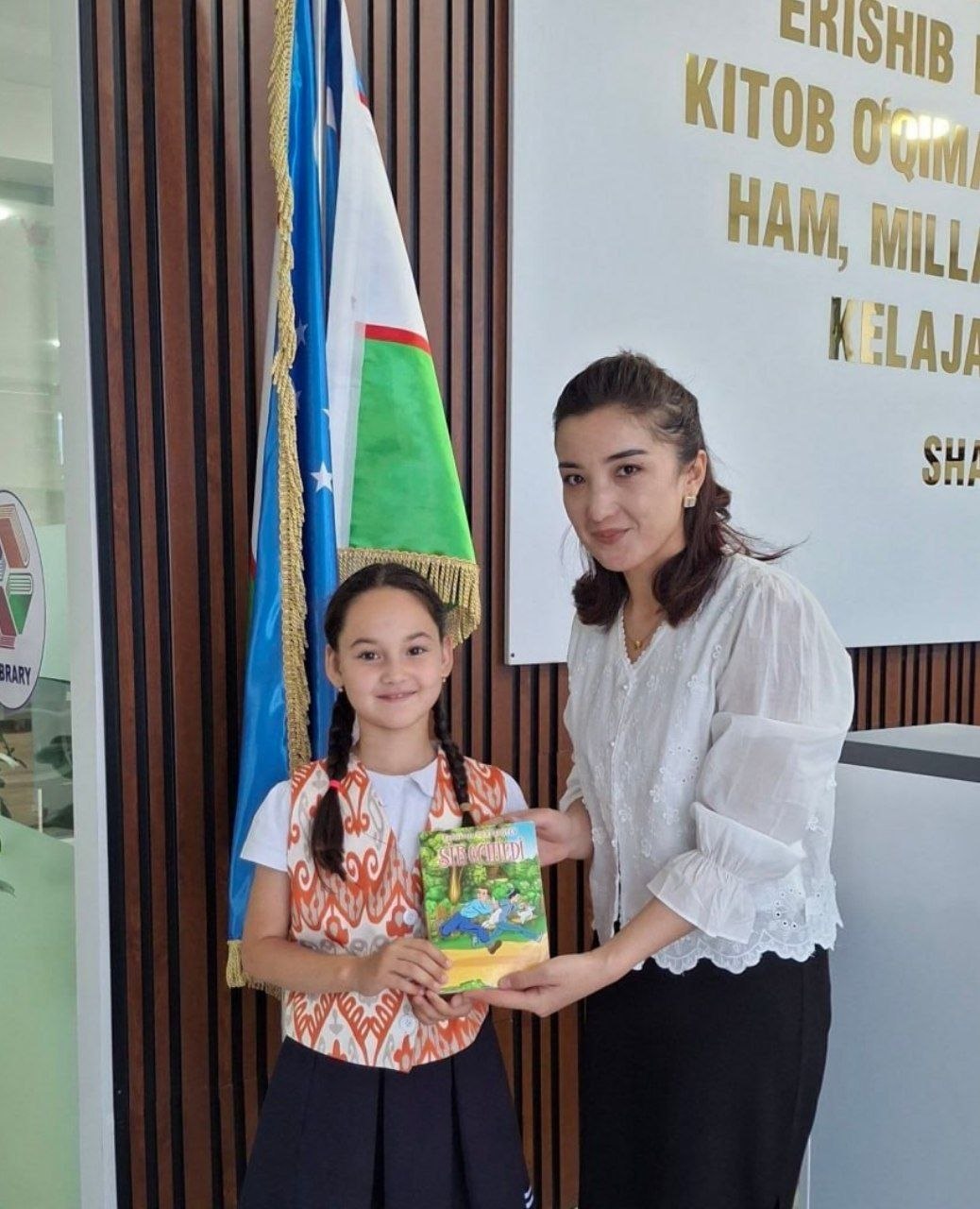 “Kutubxonaga kitob sovg‘a qilaman” aksiyasi doirasida 1-umumiy o‘rta ta’lim maktabi o‘quvchisi Mamasoliyeva Zebiniso kutubxonaga badiiy adabiyotlarni sovg‘a qildi.