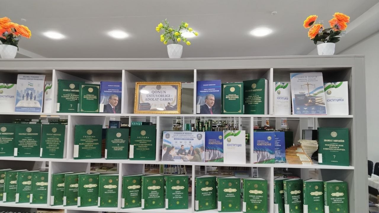 “Qonun ustuvorligi — adolat garovi” nomli siyosiy-huquqiy adabiyotlar ko‘rgazmasi tashkil etildi.