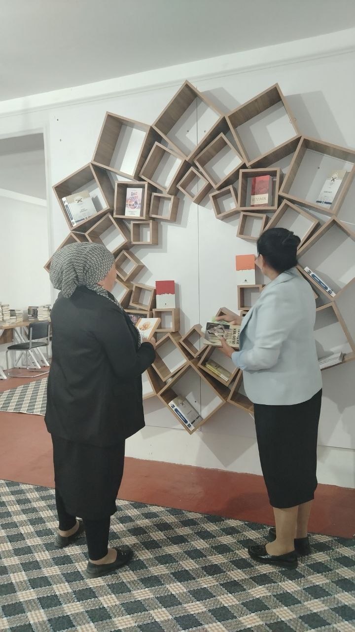 Do'stlik tuman Ixtisoslashtirilgan maktab kutubxona mudirasiga kutubxonada kitob fondini joylashtirish,sohalarga ajratish yuzasidan amaliy-uslubiy yordam berildi.